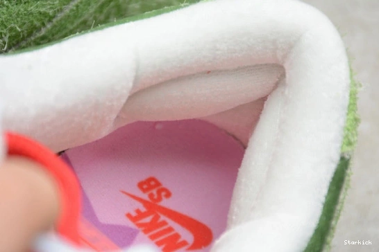 low"strawberry SB CW7093-601 cough" Dunk Nike 0108